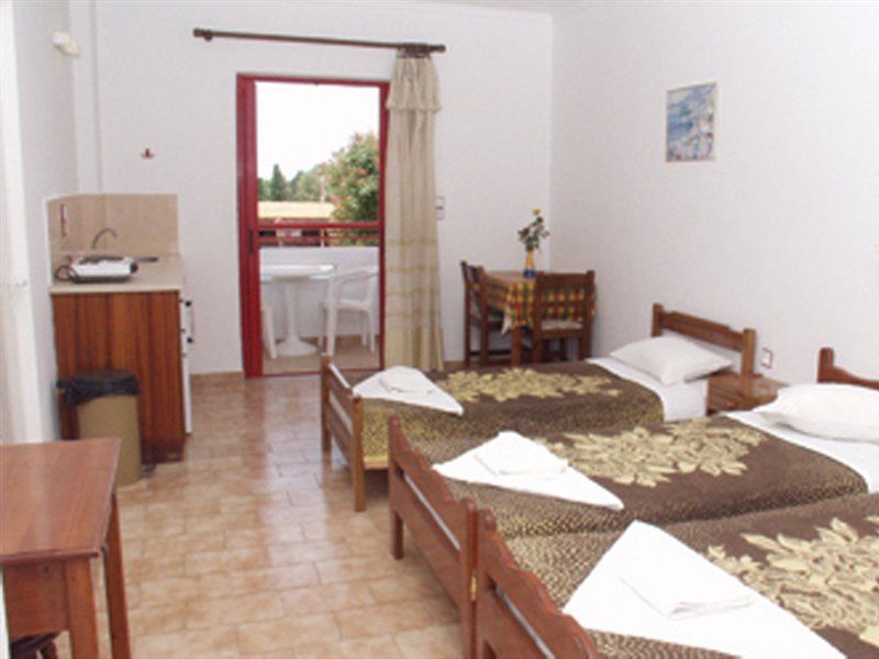Sandys Studios Apartments And Log Villas Psalidi  Eksteriør bilde
